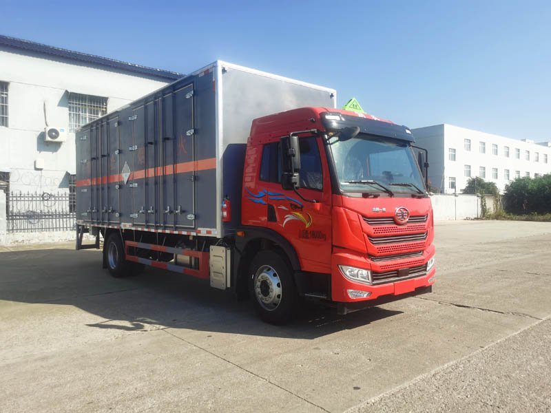 DLQ5182XZWCA6型杂项危险物品厢式运输车